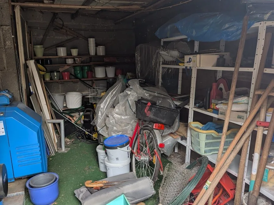 Vollgestopfte Garage vor der Räumung in Bochum – Fahrrad, Werkzeug und Kisten